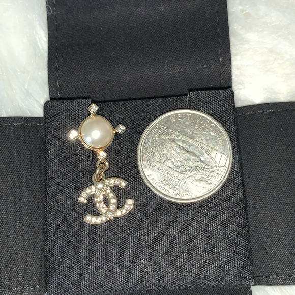 āāSOLDāā21A dangling CC with crystals and pearl - Picture 6 of 7